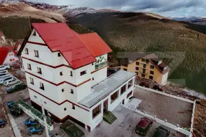 Pensiune D+P+2E cu restaurant + terasa, excelent poziționată în stațiunea Rânca 