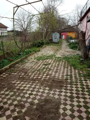 Vând casă la curte +1000 m2
