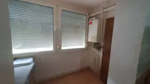 Apartament cu 2 camere etajul 3 amenajat si utilat Piata Verde Aradului - imagine 4