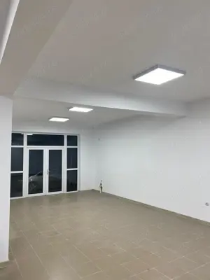 Închiriez 50 mp la parter