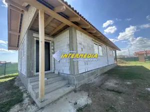 Casa in Rosu cu Terasa mare cu 570 mp sau 1134 mp teren imprejmuit Barabant Alba iulia