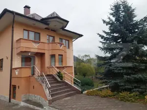 Casă de vânzare, cu 6 camere, 300 mp, spațioasă, în Câmpulung Moldovenesc