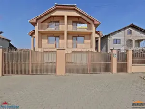Casa mare cu etaj si 12 camere la principala in Fantanele
