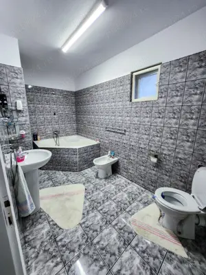 Vand Schimb Casa zona centrala, 2 apartamente separate, garaj, curte - imagine 9