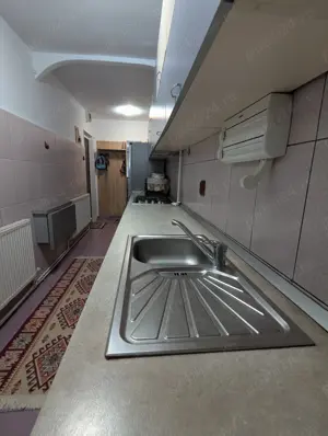 Închiriez apartament cu două camere la parter cu grădină. 