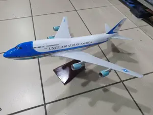 Macheta uriașă de avion United States Air Force