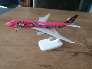 Macheta metalica de avion (marime medium) Japan Airlines cu Disneyland | Decoratie