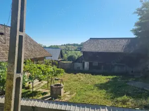 Vând casă bătrânească cu teren