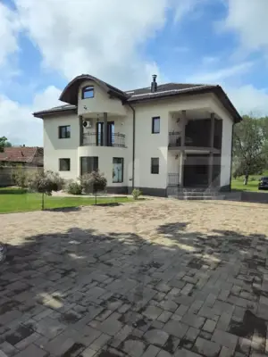 Vilă modernă de vanzare, cu 5 camere, 380 mp, zona rurala la 15 minute de oras