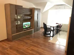 Vand apartament cu trei camere, 77 mp.