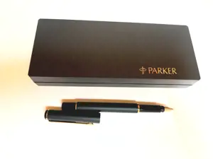 Stilou Parker negru M in casetă si 2 patroane