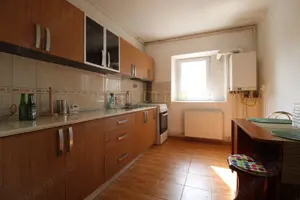 3 camere, decomandat, centrala proprie - Calea Martirilor -
