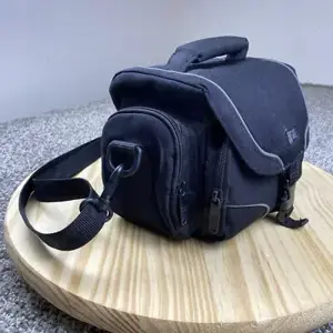 Geantă foto Case Logic neagră pentru cameră video, interior căptușit, 3 compartimente cu fermoar