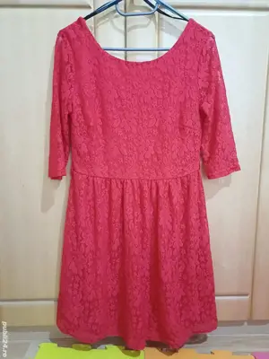 Vand rochie roșie, M, Atmosphere, în stare perfectă