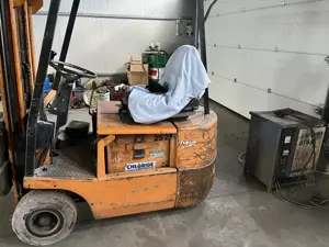 Stivuitor electric cu stație încărcare 