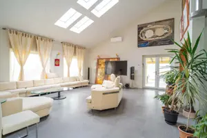 Casă / Vilă cu 10 camere, de vânzare. Todireni, Botoșani.