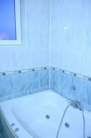 Apart. 2 camere bloc nou, Rogerius (zona Lacu Rosu), et. 3, cu garaj subteran, boxa, lift - 138000 E - imagine 8