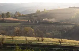 Investiție în natură > 2 case restaurate cu potențial de inchiriere si teren de 20.000 mp - imagine 9