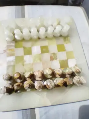Tabla șah - un frumos cadou , executată din pietre semiprețioase din onix