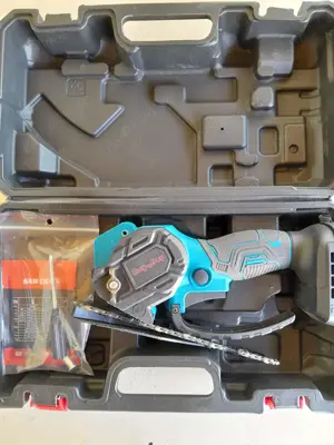 Fierastrau Electric de Mana cu Lama de 15 cm, 2 Acumulatori, si Motor Fara Perii - imagine 4