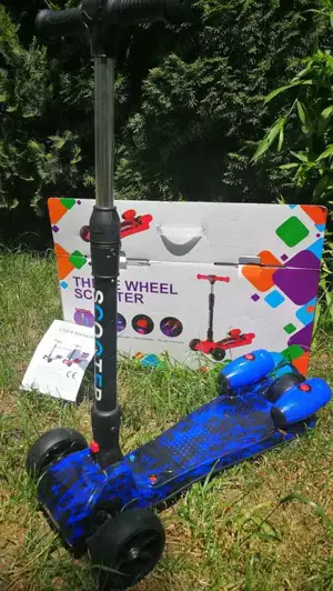 Trotineta pliabila 3 roti cu fum, lumini, muzica, bluetooth Scooter