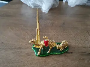 Decoratie frumoasa din Dubai: 3 camile cu Burj Khalifa