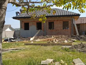 teren cu casă in constructie