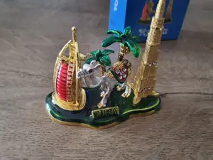 Decoratie frumoasa din Dubai: Burj Khalifa, Burj Al-Arab cu o camila