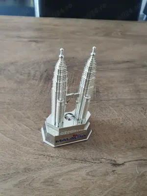 Macheta Petronas Twin Towers din Kuala Lumpur (15 cm) | Decoratie frumoasa