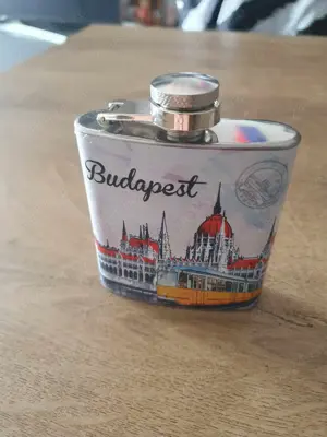 Pe sticla sunt afisate cateva atractii al orasului Budapesta: parlamentul, linia 2 de tramvai (care 