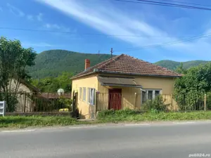 Casă de vânzare la țară, cu anexe și priveliște superbă   ideală pentru familie sau casă de vacanță