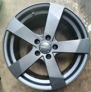 Jante aliaj 17 zoll marca Dezent, gama Volvo, cu senzori de presiune montati.