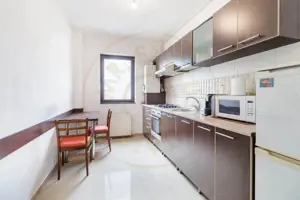 Apartament 2 camere, decomandat, parter înalt – cu curte, balcon și acces auto