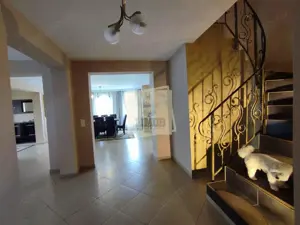 Casa cu 4 camere 3 bai garaj inchis si teren 1100 mp in Tocile - imagine 2