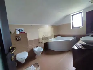 Casa cu 4 camere 3 bai garaj inchis si teren 1100 mp in Tocile - imagine 9