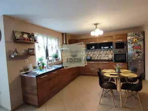 Casa cu 4 camere 3 bai garaj inchis si teren 1100 mp in Tocile - imagine 6