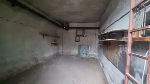 Vand garaj, situat in Pitesti, vis a vis de fostul sediu CEZ, bulevardul Republicii - imagine 5