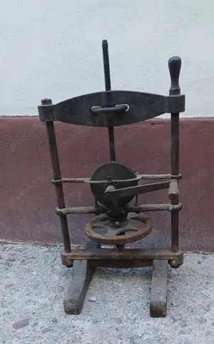 Mașina de găurit manuală veche