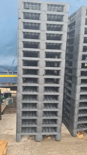 Vând Paleti plastic calitate premium