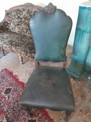 Scaune foarte vechi din piele in stare buna