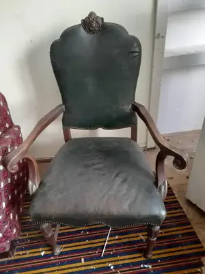 Scaune foarte vechi din piele in stare buna - imagine 2