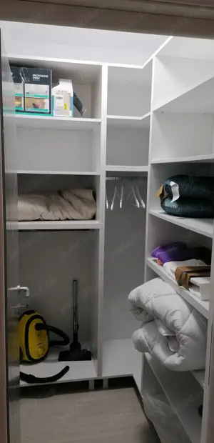 Inchiriez apartament cu două camere în blocul White Tower. Prima închiriere 2500 lei. 