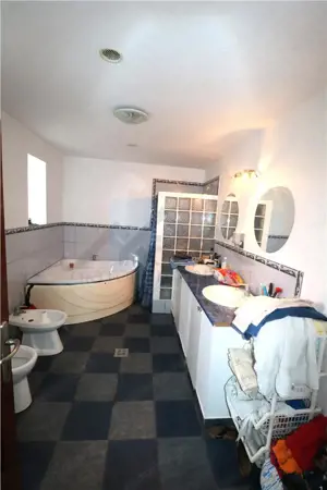 Casa 200 mp+ teren 1100 mp, 2 fronturi stradale - imagine 8