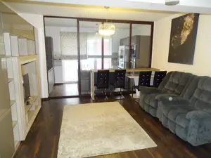 Inchiriez ap 3 camere bloc nou Tractoru langa Coresi cu parcare si boxa