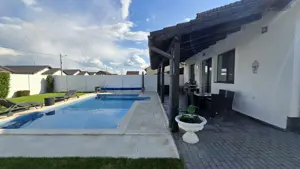 Casa de vanzare, cu piscina, intrarea in Santandrei Mega Image - imagine 4