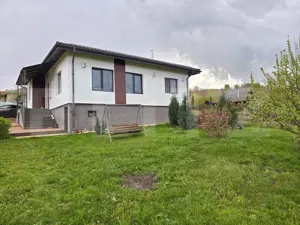 Casă la cheie cu teren de 1650 mp, Sălicea