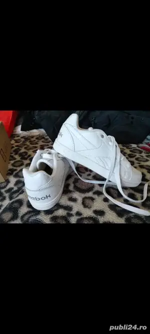 Vând adidași albi 