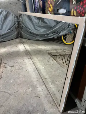 Oglinda perete pe placa de lemn