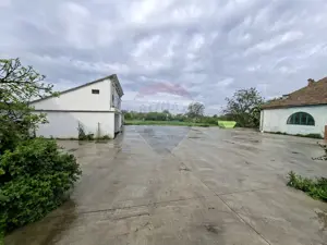 Curte 640 mp betonată în Păuliș | Acces auto + 2 spații