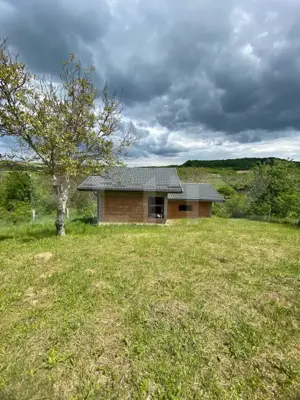 Casa la rosu, cu 3 camere, 74 mp,  teren 800 mp, zona Centura, Bistrita